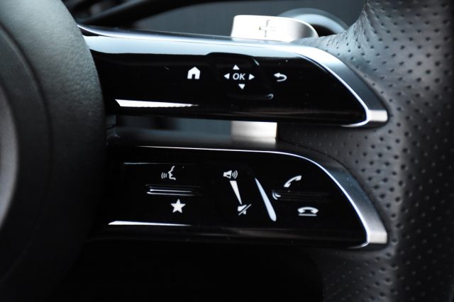 MERCEDES-BENZ EQE usata, con Touch screen