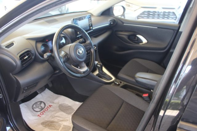 TOYOTA Yaris usata, con Fari LED