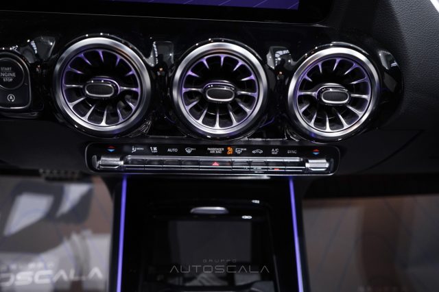 MERCEDES-BENZ GLA 200 usata, con Autoradio digitale