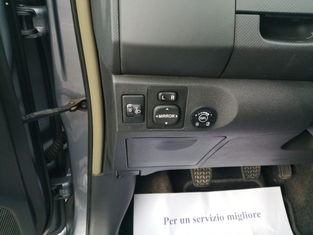 TOYOTA Yaris usata 16