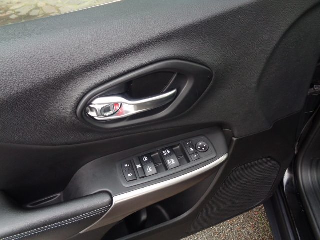 JEEP Cherokee usata, con Autoradio