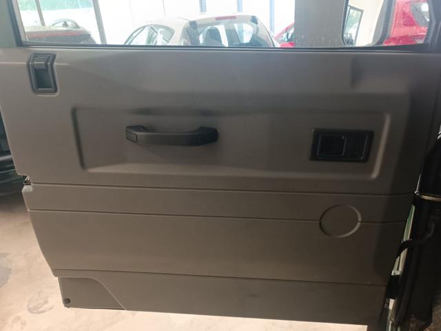 LAND ROVER Defender usata 16