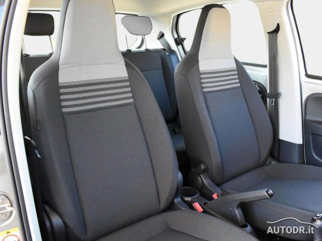 VOLKSWAGEN up! usata, con Autoradio