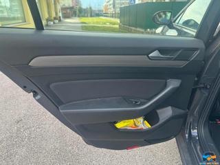 VOLKSWAGEN Passat usata, con Park Distance Control