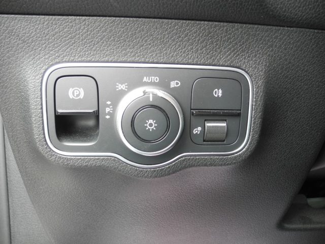 MERCEDES-BENZ GLB 200 usata, con Freno di stazionamento elettrico