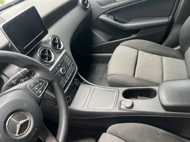 MERCEDES-BENZ GLA 180 usata, con Cronologia tagliandi