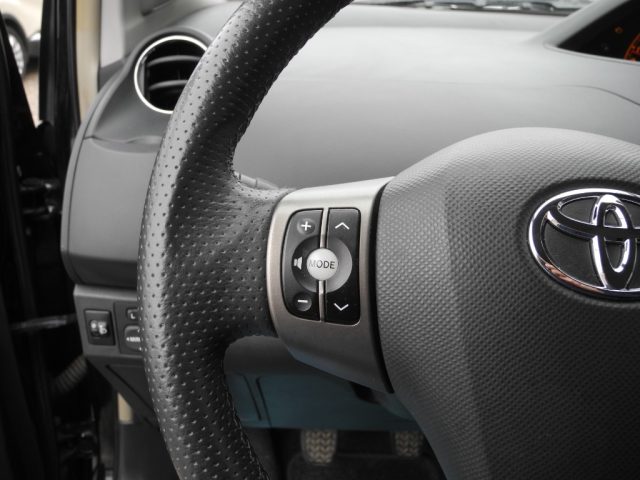 TOYOTA Yaris usata 25