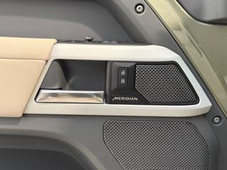 LAND ROVER Defender usata, con Fari LED
