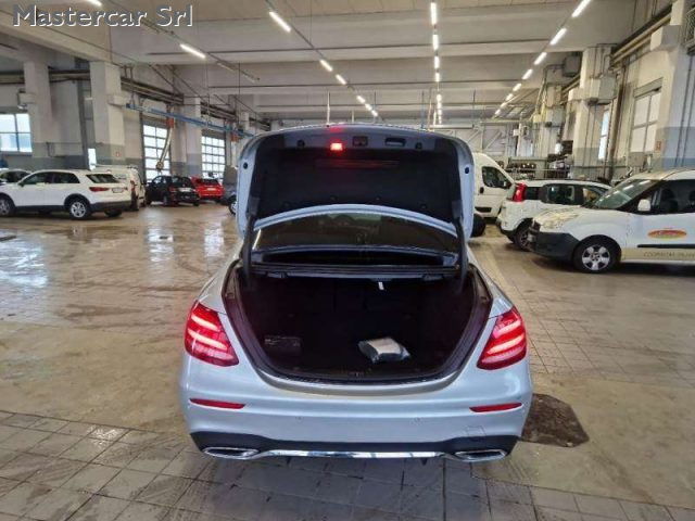 MERCEDES-BENZ E 220 usata, con Sedile posteriore sdoppiato