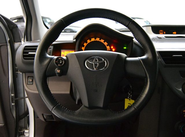 TOYOTA iQ usata, con Boardcomputer