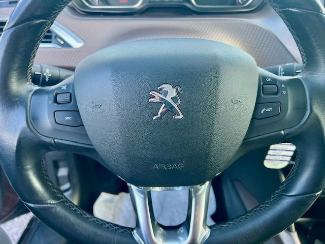 PEUGEOT 2008 usata, con Volante multifunzione