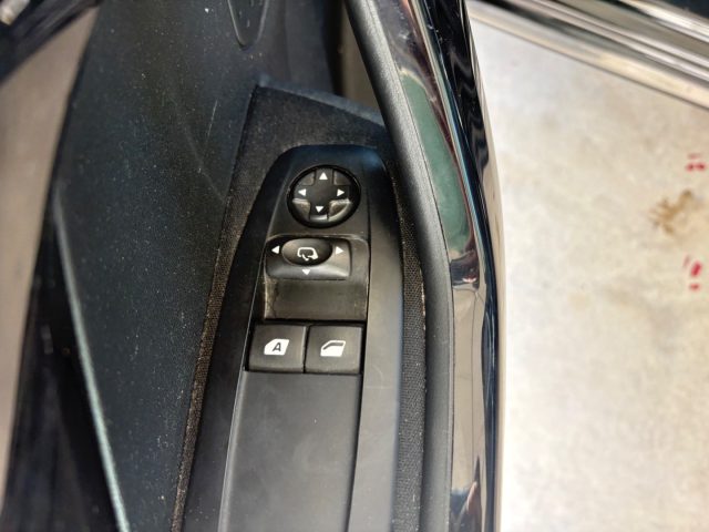 PEUGEOT 208 usata, con Specchietti laterali elettrici