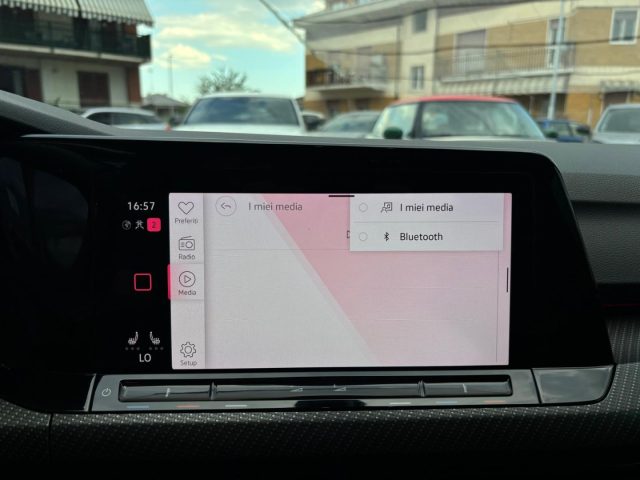 VOLKSWAGEN Golf usata, con USB