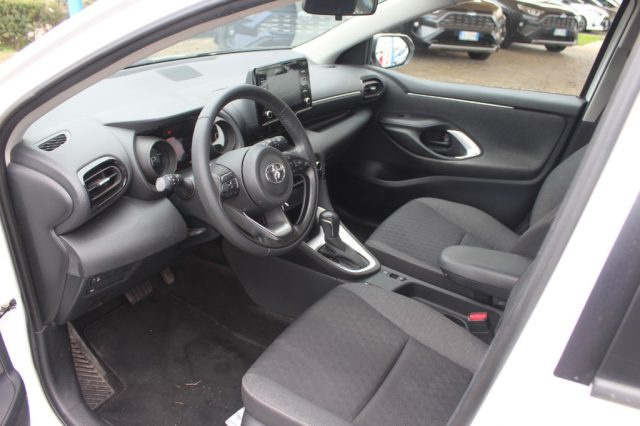 TOYOTA Yaris usata, con Fari LED