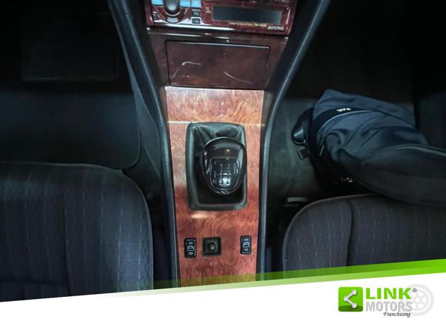 MERCEDES-BENZ E 200 usata 22