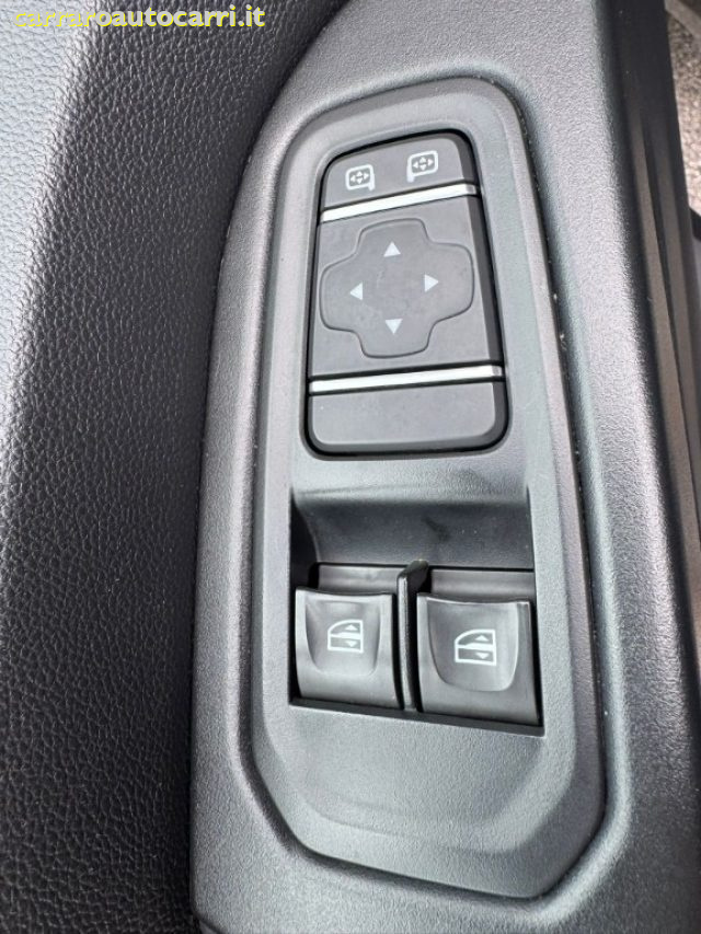 NISSAN Primastar usata, con USB