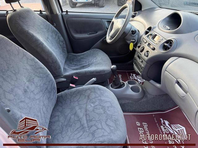 TOYOTA Yaris usata 18
