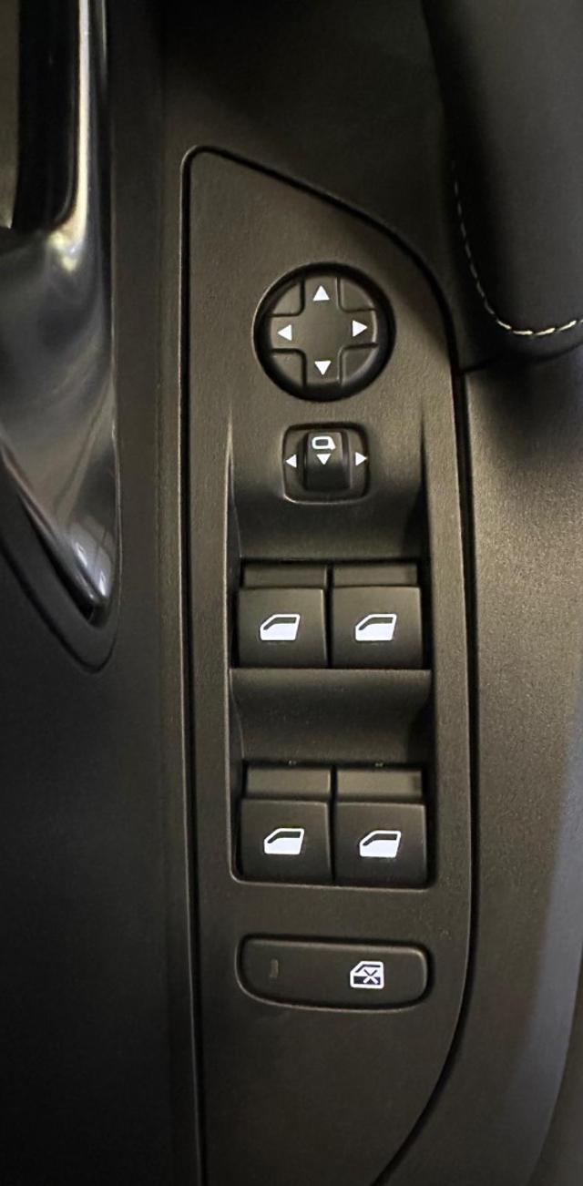PEUGEOT 2008 usata, con Sedile posteriore sdoppiato