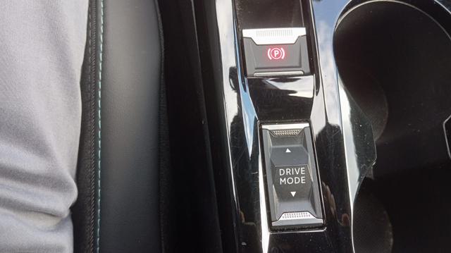 PEUGEOT 2008 usata, con Climatizzatore automatico, 2 zone