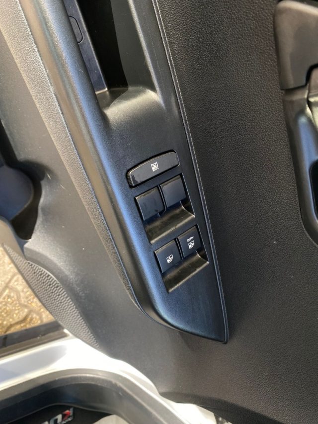 MAHINDRA KUV100 usata, con Chiusura centralizzata
