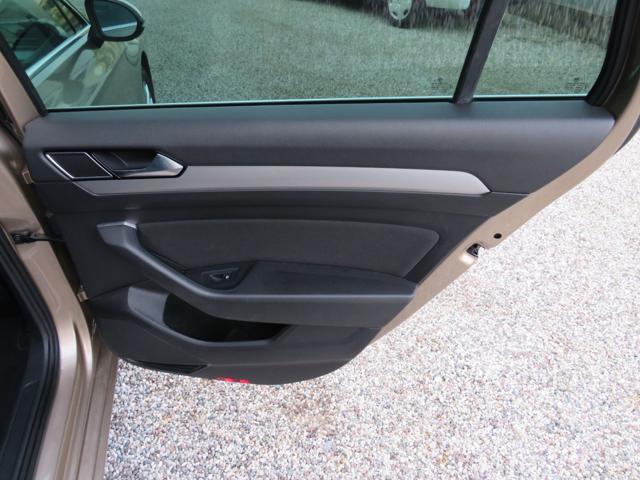 VOLKSWAGEN Passat Variant usata, con Airbag testa