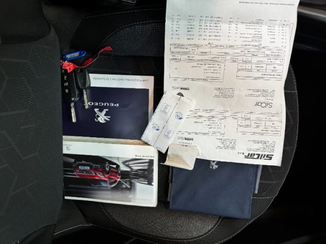PEUGEOT 2008 usata, con Specchietti laterali elettrici