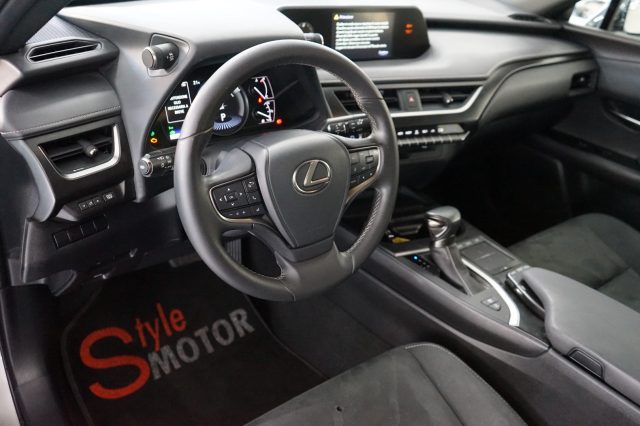 LEXUS UX 250h usata, con Cerchi in lega