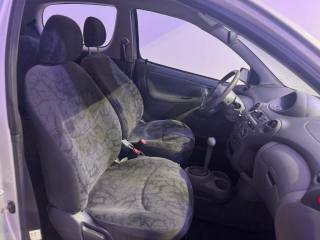 TOYOTA Yaris usata 6