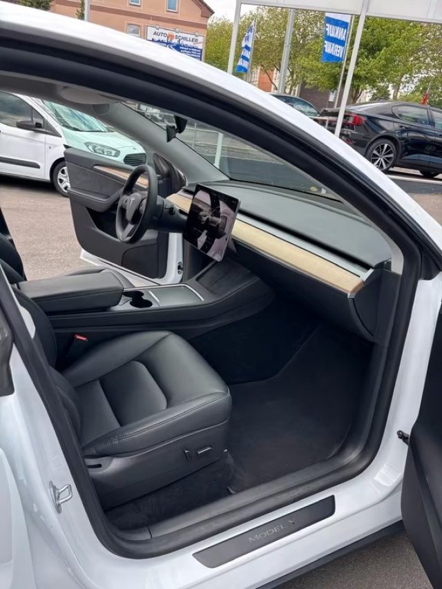 TESLA Model Y usata, con Park Distance Control