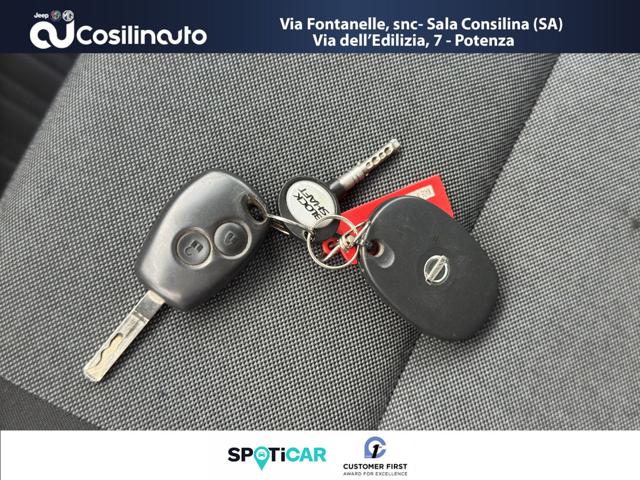 NISSAN Interstar usata, con MP3