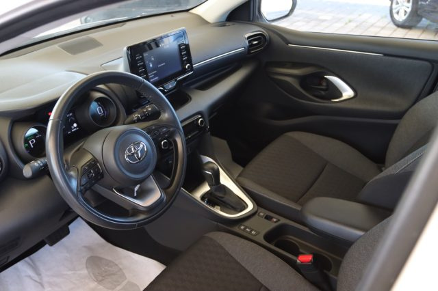TOYOTA Yaris usata, con Fari LED