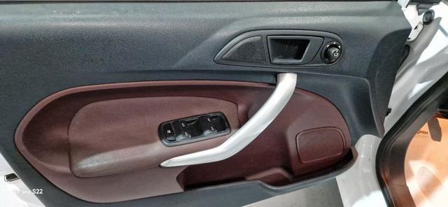 FORD Fiesta usata, con Autoradio