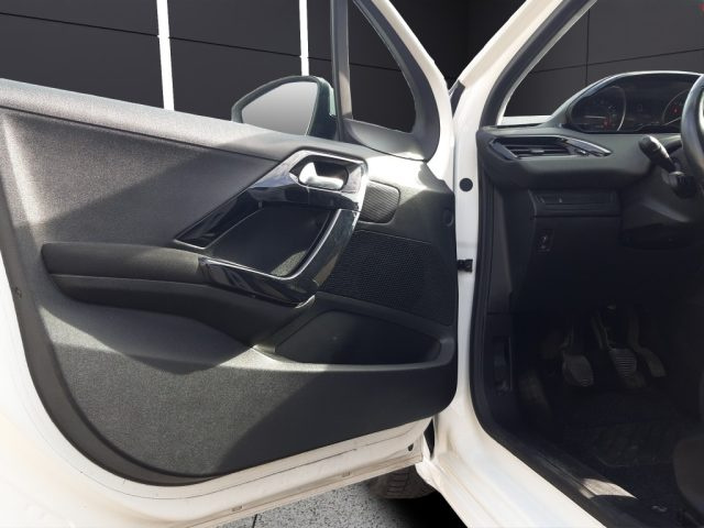 PEUGEOT 208 usata, con Volante multifunzione