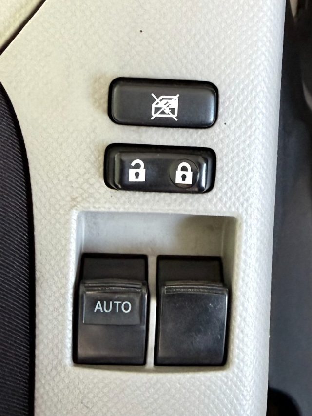 TOYOTA Yaris usata 18