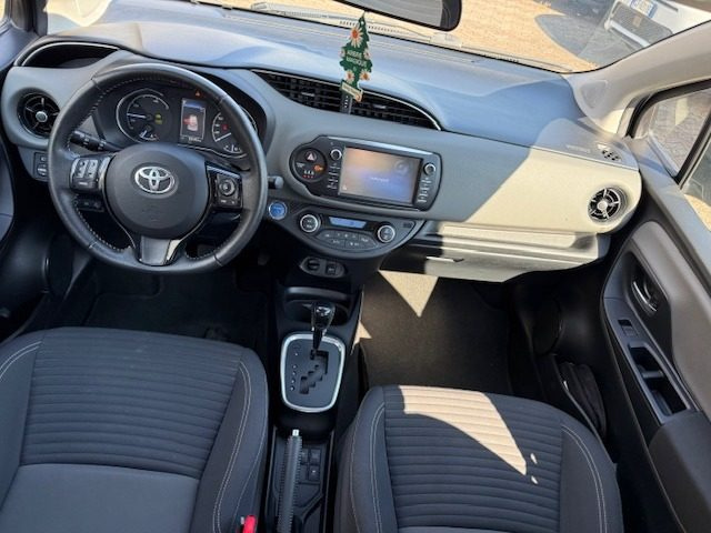 TOYOTA Yaris usata, con Autoradio