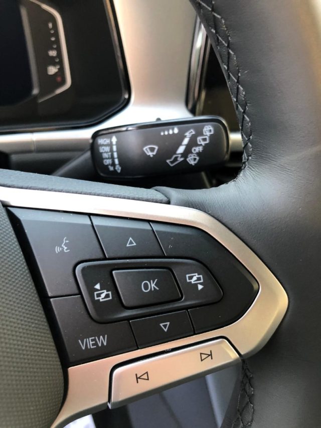 VOLKSWAGEN T-Roc usata, con USB