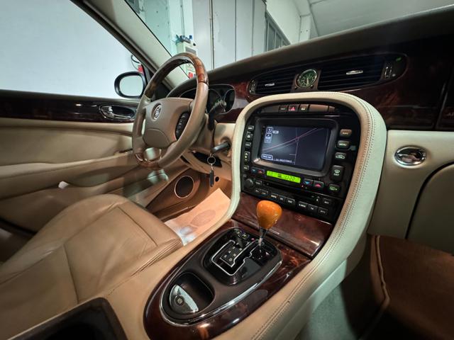 JAGUAR XJ8 usata 32