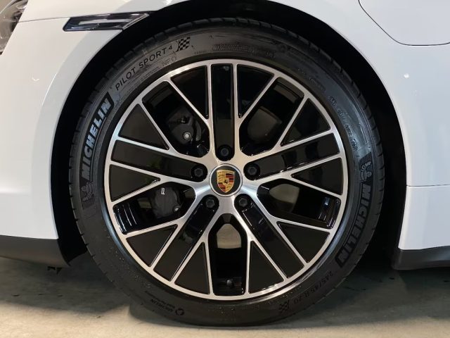PORSCHE Taycan usata, con Boardcomputer