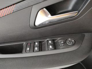 PEUGEOT 208 usata, con Sedile posteriore sdoppiato