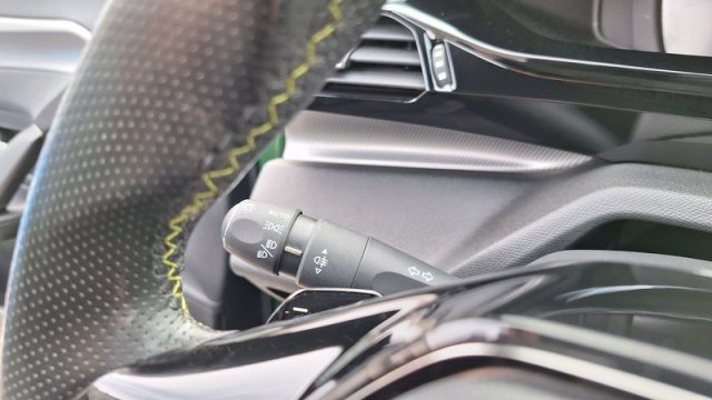 PEUGEOT 308 usata, con Leve al volante