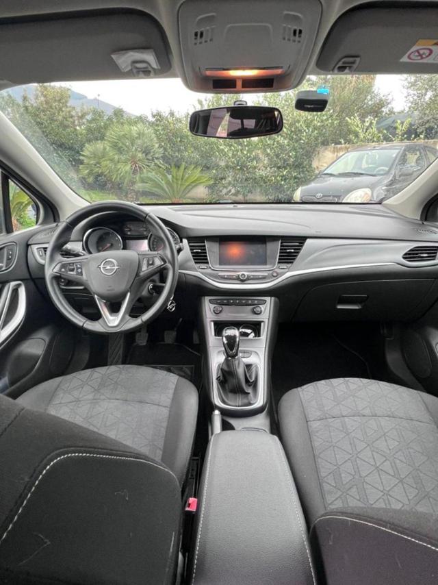 OPEL Astra usata, con Fari LED