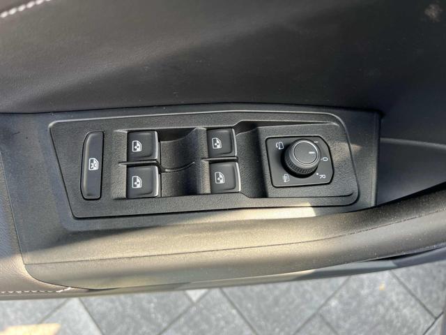 VOLKSWAGEN T-Roc usata, con Sedile posteriore sdoppiato