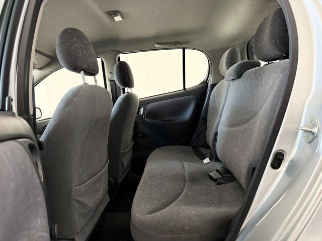 TOYOTA Yaris usata 9