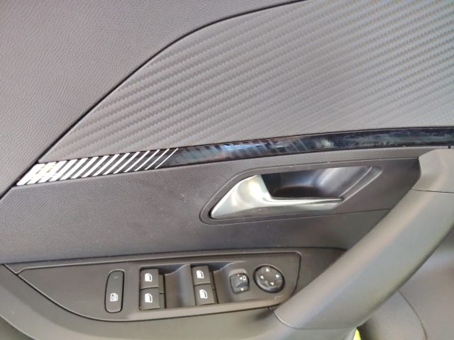 PEUGEOT 2008 usata, con Sensori di parcheggio posteriori