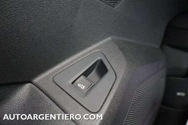 VOLKSWAGEN Touareg usata, con Luci diurne LED