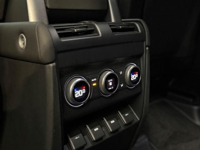 LAND ROVER Defender usata, con USB