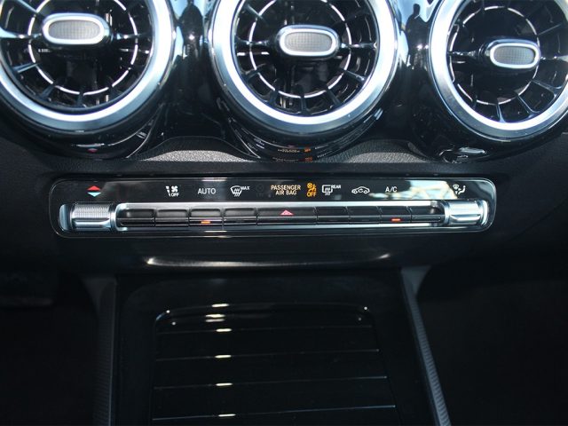 MERCEDES-BENZ GLB 180 usata, con Hill holder