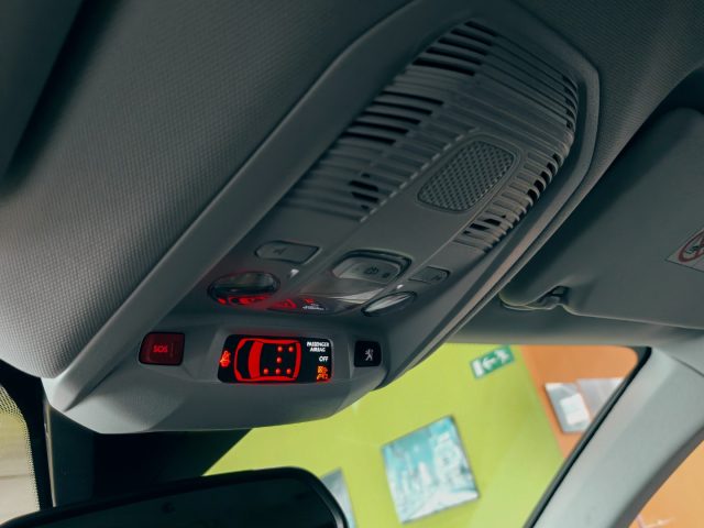 PEUGEOT 5008 usata, con Frenata d