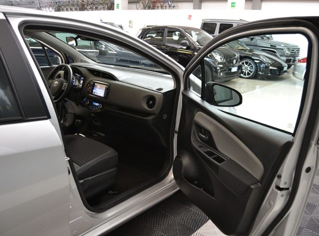 TOYOTA Yaris usata, con Alzacristalli elettrici