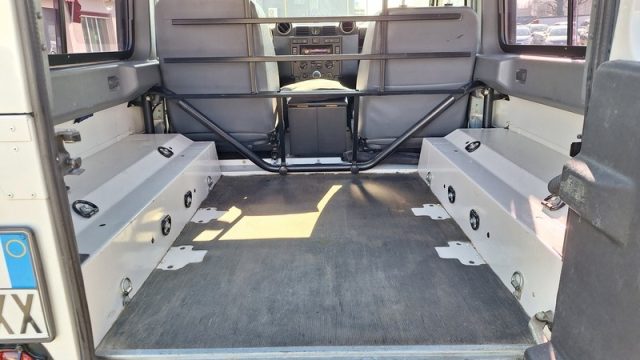 LAND ROVER Defender usata 17